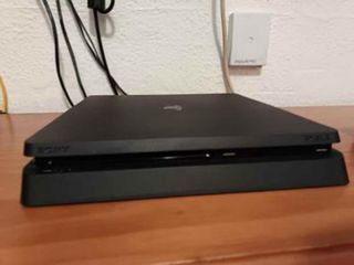 PS4 Slim 1TB - Consola + Cables + Mando