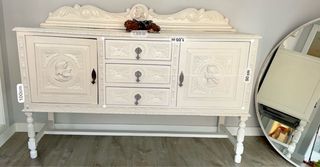 Mueble blanco estilo antiguo