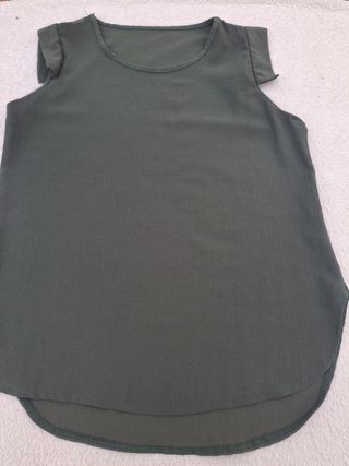 Blusa verde oliva T-S/M. Medidas en descripción 