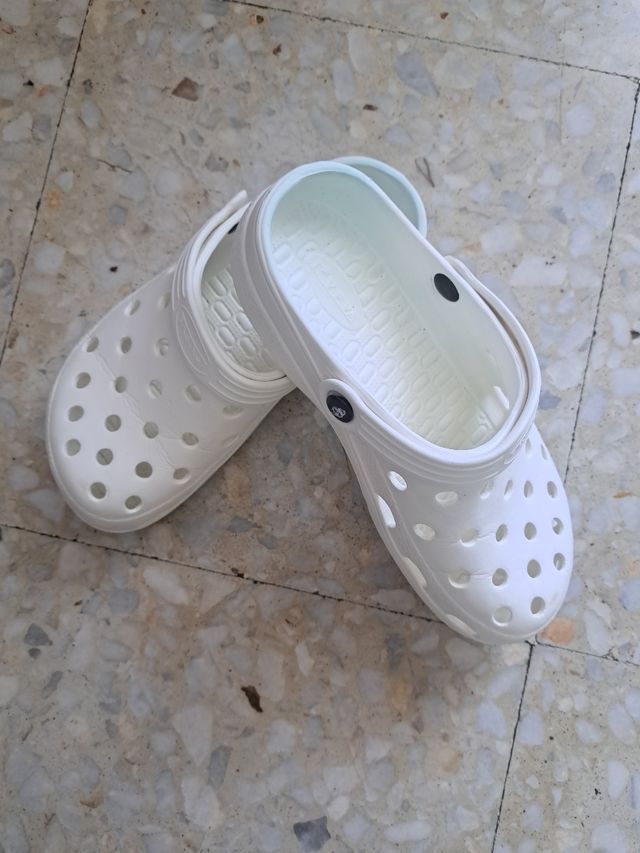Zuecos blancos