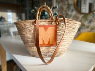 Capazo mimbre con inicial "M" en piel