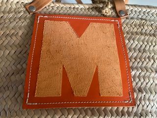 Capazo mimbre con inicial "M" en piel