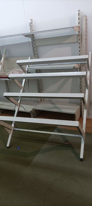 Estanterías metálicas blancas 