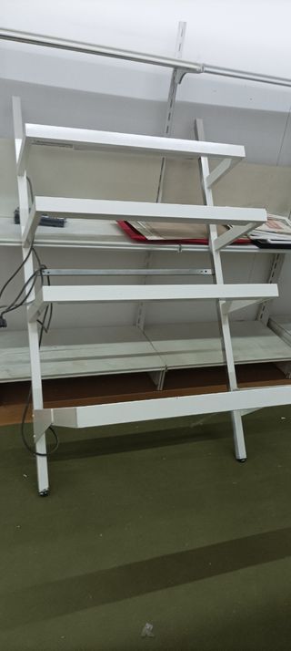 Estanterías metálicas blancas 
