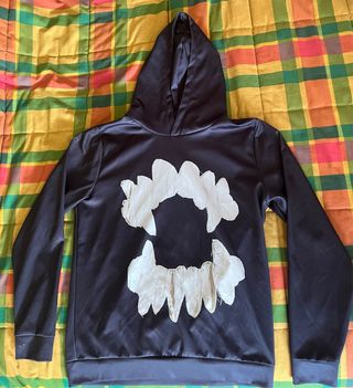 Sudadera negra dientes