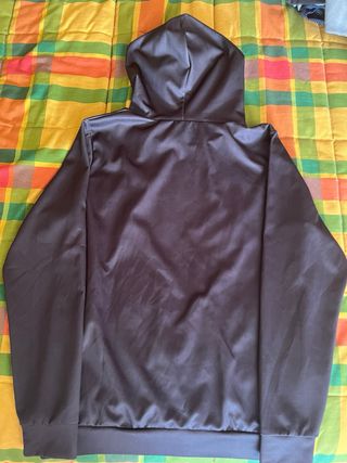 Sudadera negra dientes