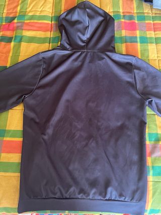 Sudadera negra dientes