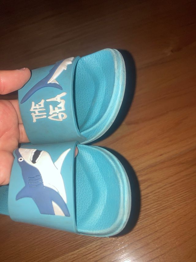 Chanclas tiburón niño talla 26