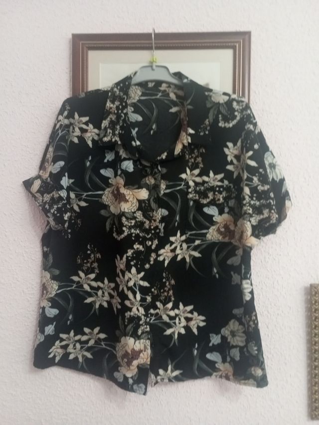 Blusa negra estampada flores