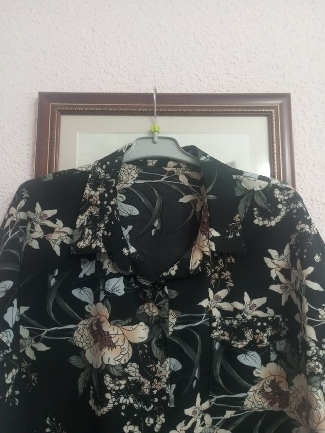 Blusa negra estampada flores