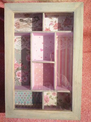 Vitrina vintage rosa y gris
