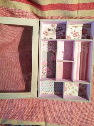 Vitrina vintage rosa y gris