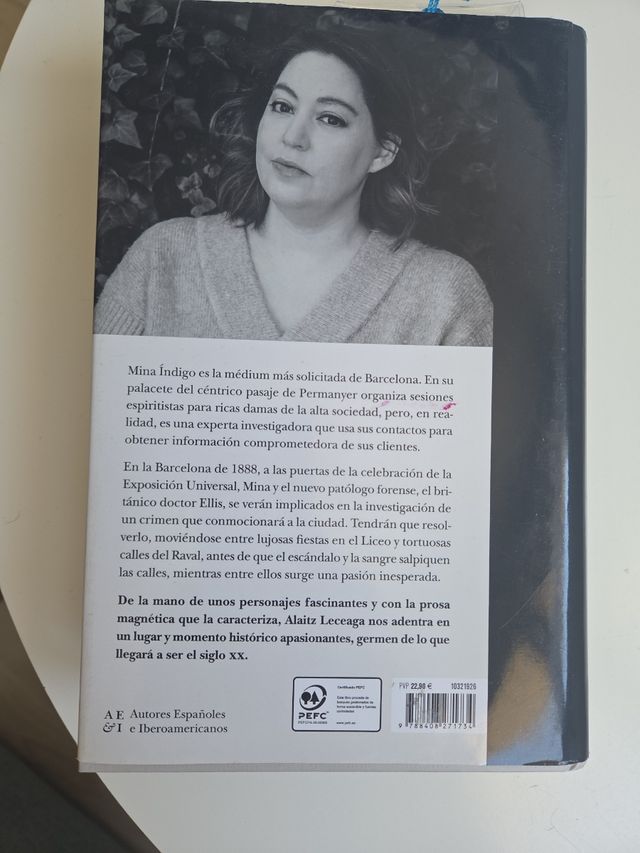 Las dos vidas de Mina Índigo