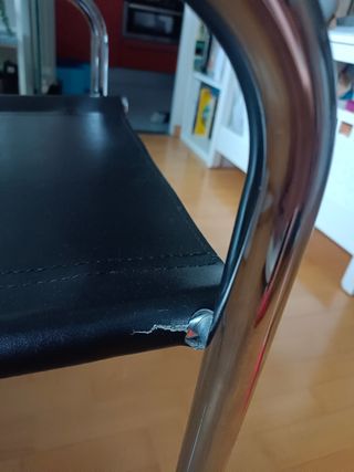 Silla cromada con piel negra