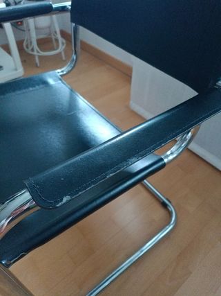 Silla cromada con piel negra