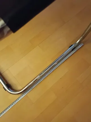 Silla cromada con piel negra