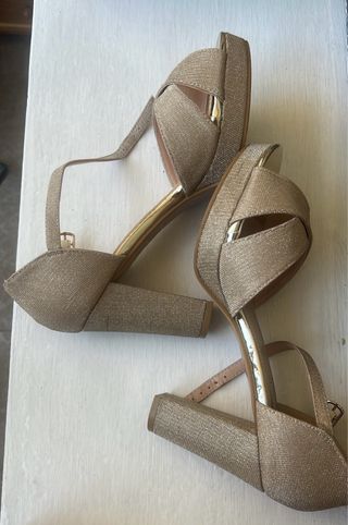 Zapatos tacón dorado mujer