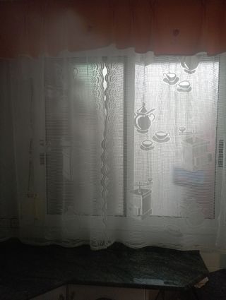 2 Cortinas de punto. Con motivos de cocina