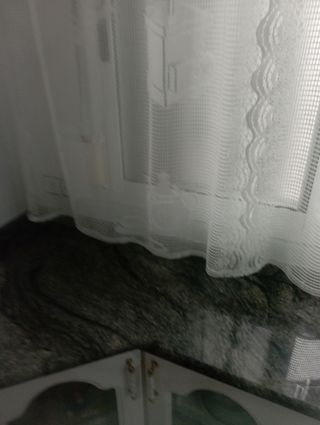 2 Cortinas de punto. Con motivos de cocina