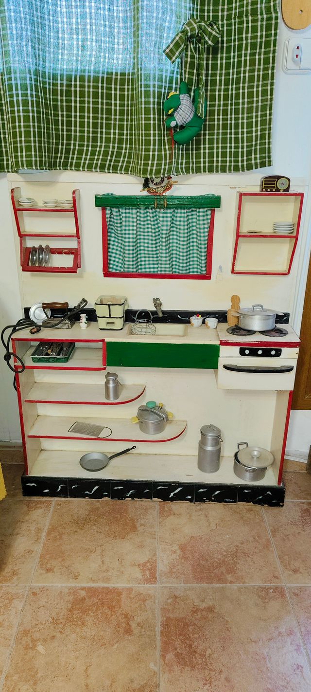 Cocina juguete antigua de madera.