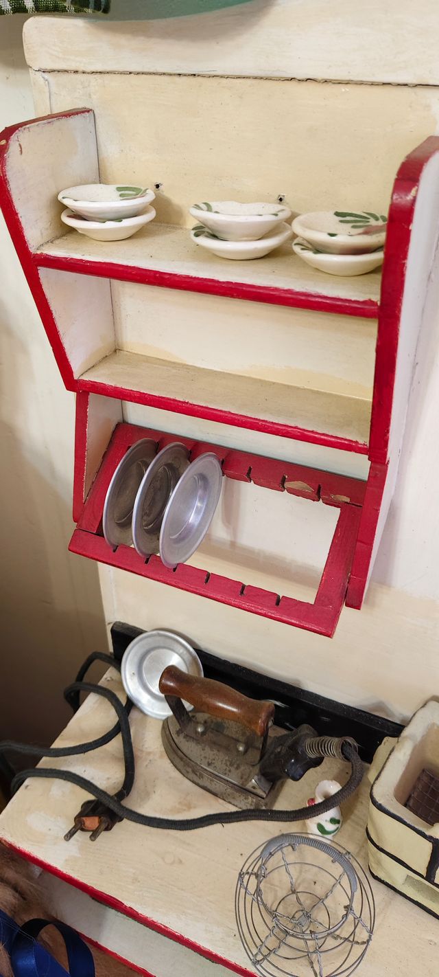 Cocina juguete antigua de madera.