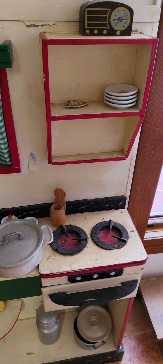 Cocina juguete antigua de madera.