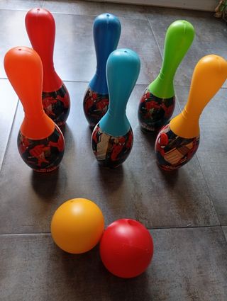Bolos Spiderman - 6 bolos + 2 bolas