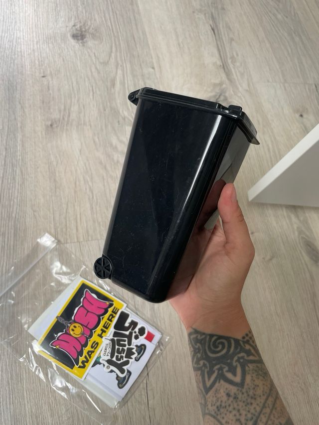 Contenedor basura + stickers