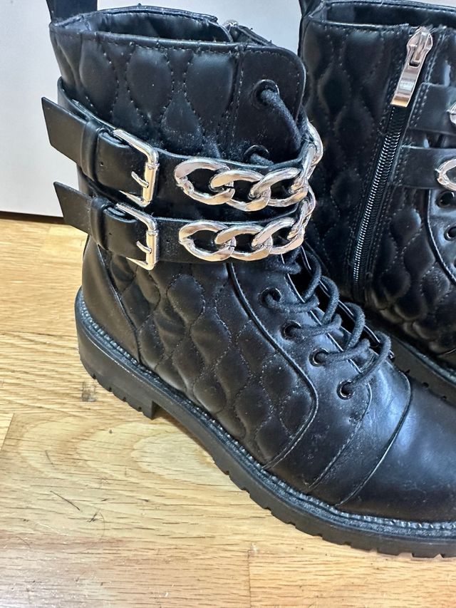 Botas de Stradivarius negras de mujer. 