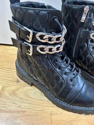 Botas de Stradivarius negras de mujer. 