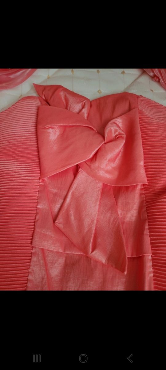 Vestido fiesta color salmón con foular a conjunto