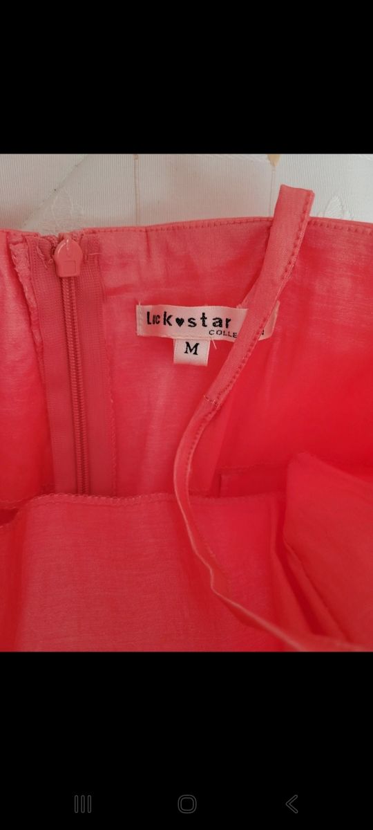 Vestido fiesta color salmón con foular a conjunto