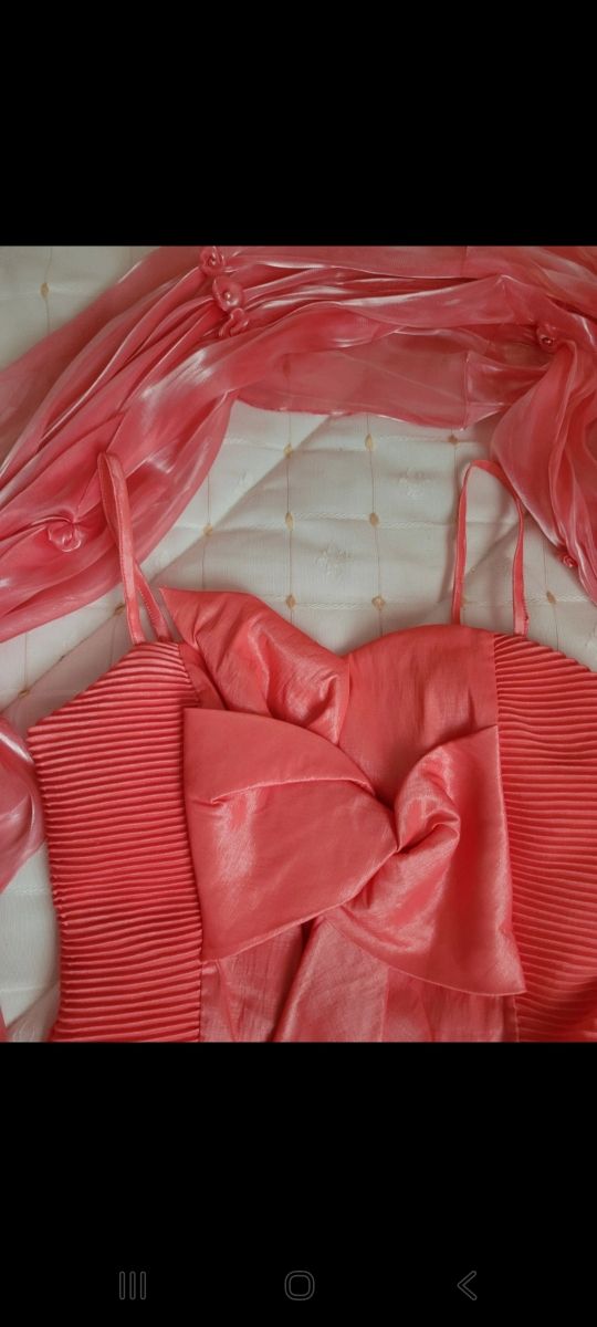 Vestido fiesta color salmón con foular a conjunto