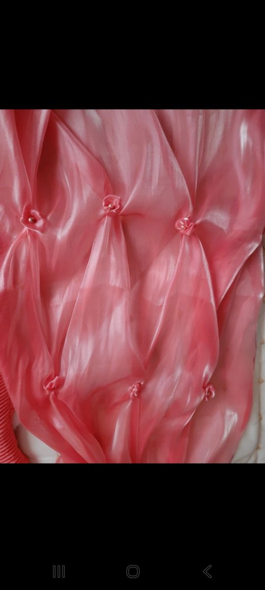 Vestido fiesta color salmón con foular a conjunto