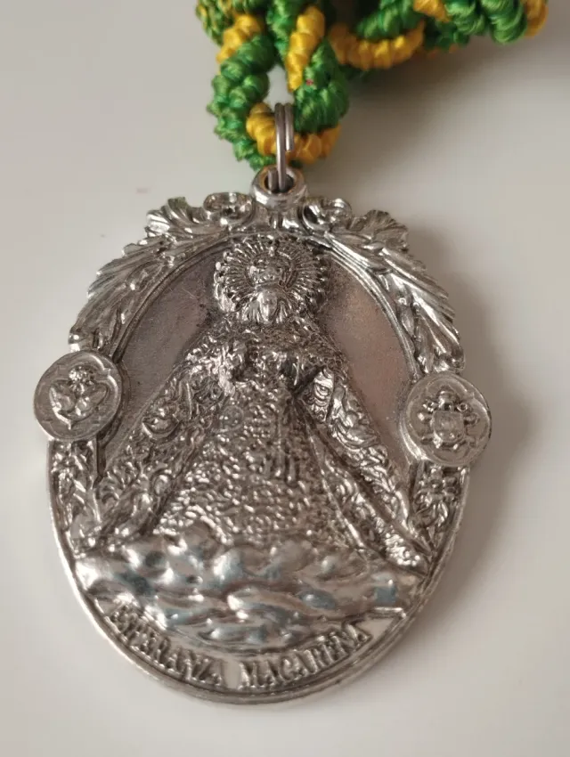 Medalla Hermandad La Macarena ROSA DE ORO