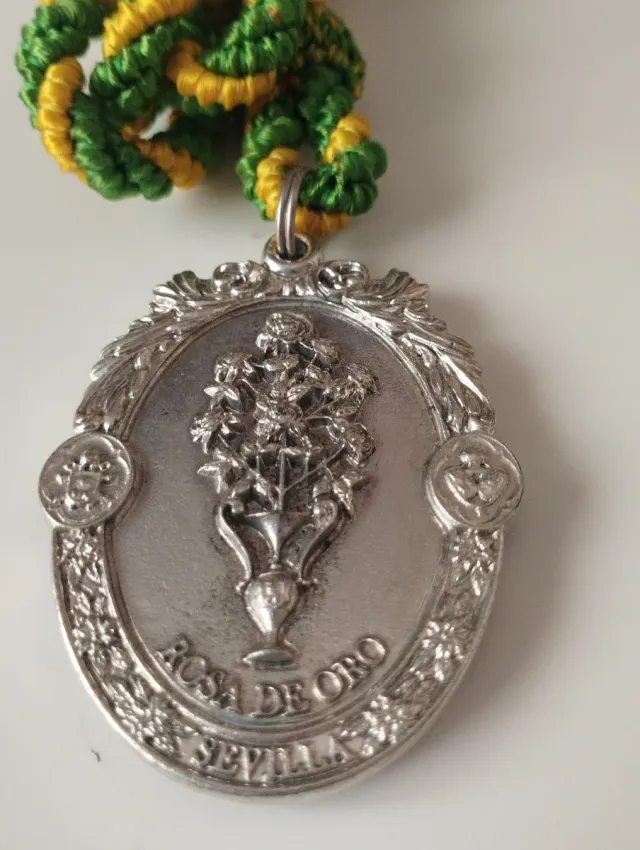 Medalla Hermandad La Macarena ROSA DE ORO