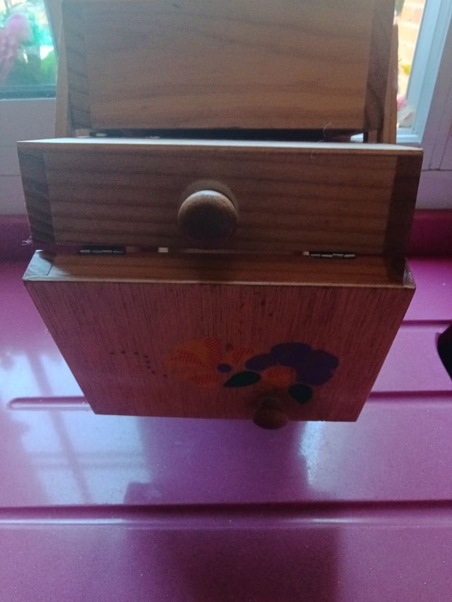 Costurero vintage pintado a mano.último precio