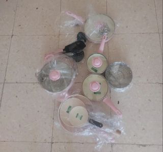 Juego de batería de cocina rosa. No inducción.