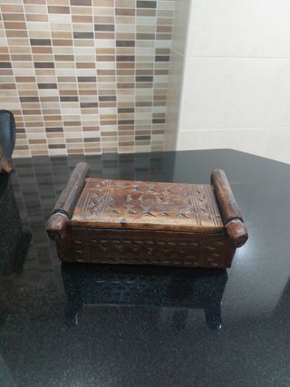Joyero de madera tallada