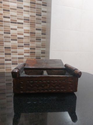 Joyero de madera tallada