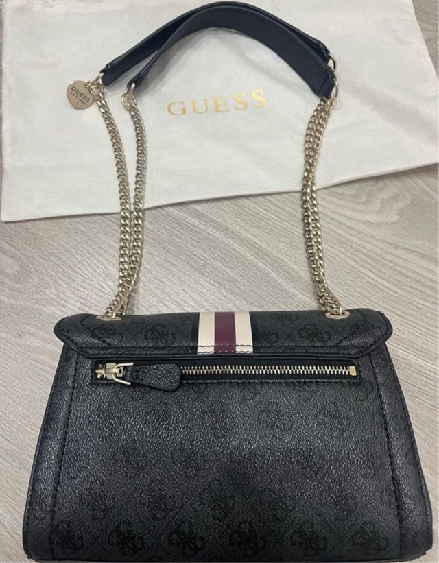 Bolso Guess negro y morado
