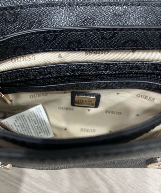 Bolso Guess negro y morado