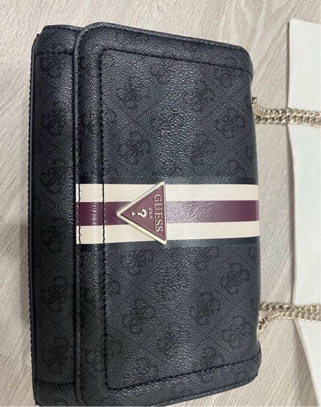 Bolso Guess negro y morado