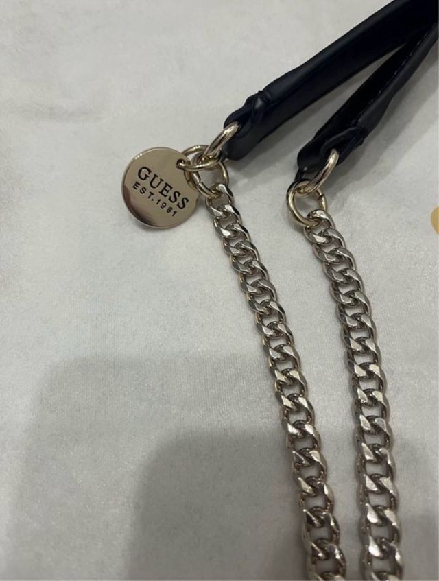 Bolso Guess negro y morado