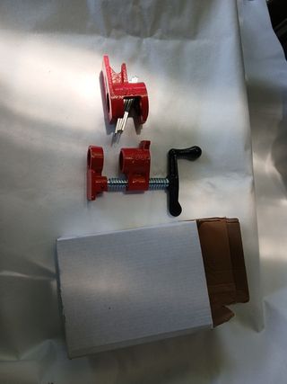 Abrazadera para tubos y  carpintería