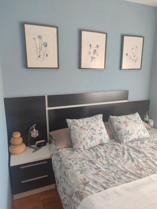 Dormitorio: Cabecero, 2 mesitas,cajonera y espejo 