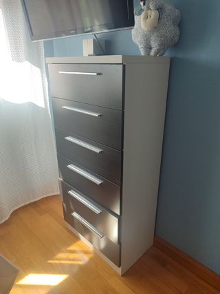 Dormitorio: Cabecero, 2 mesitas,cajonera y espejo 