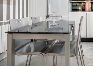 Mesa metal con cristal templado y 4 sillas cocina