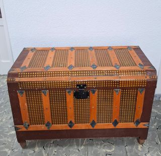 Baúl antiguo madera y metal