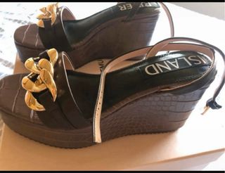 Sandalias cuña River Island doradas